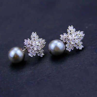 Snow Pearl Earrings Image 1