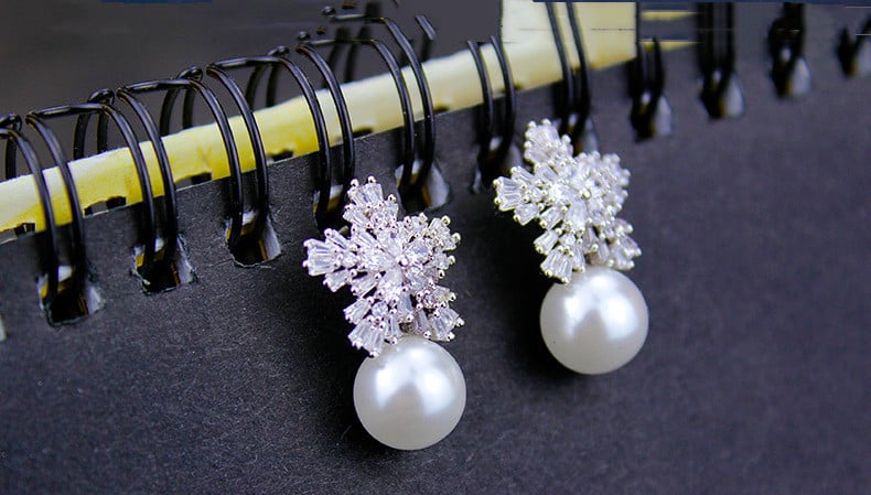 Snow Pearl Earrings Image 3