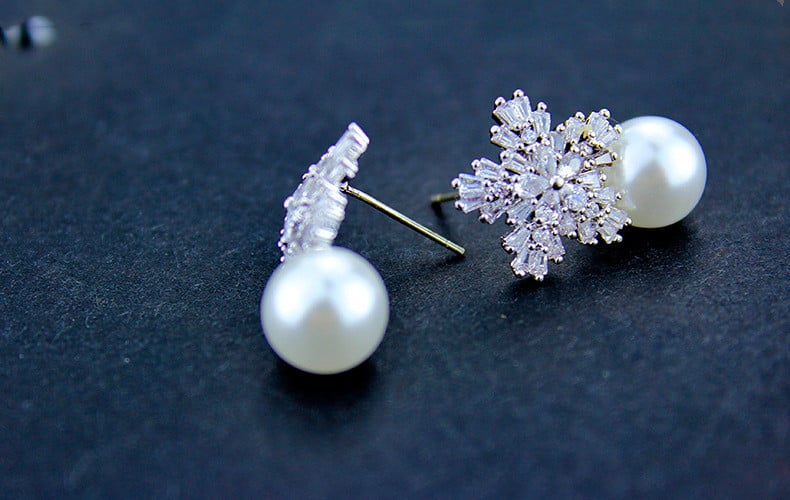 Snow Pearl Earrings Image 2