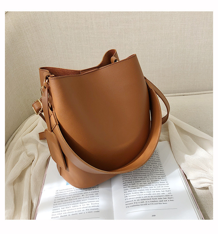 Simple Net Red Bucket Bag Image 1
