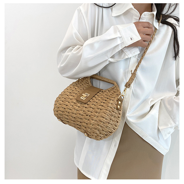 Artistic Shoulder Bag Style