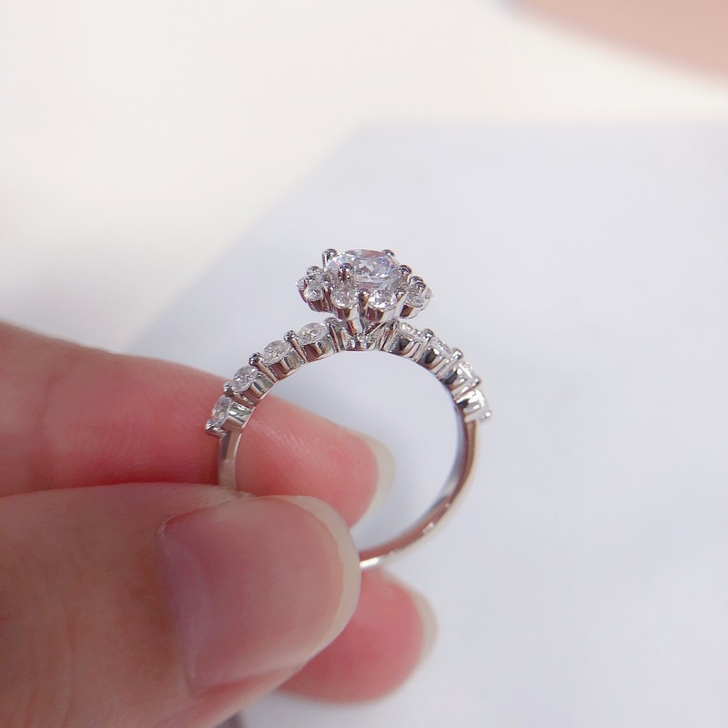 Women's 18K Gold Moissanite Ring 4