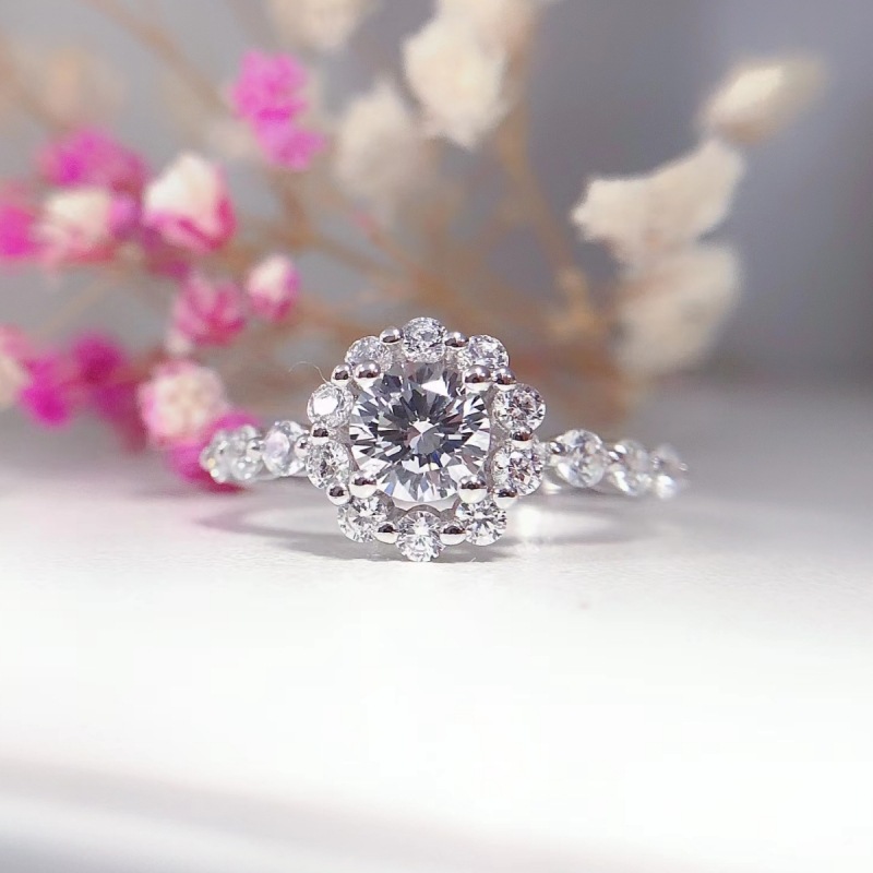 Women's 18K Gold Moissanite Ring 2