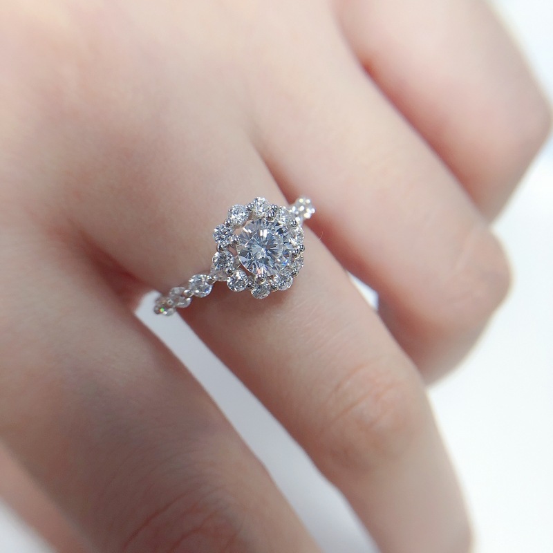 Women's 18K Gold Moissanite Ring 3