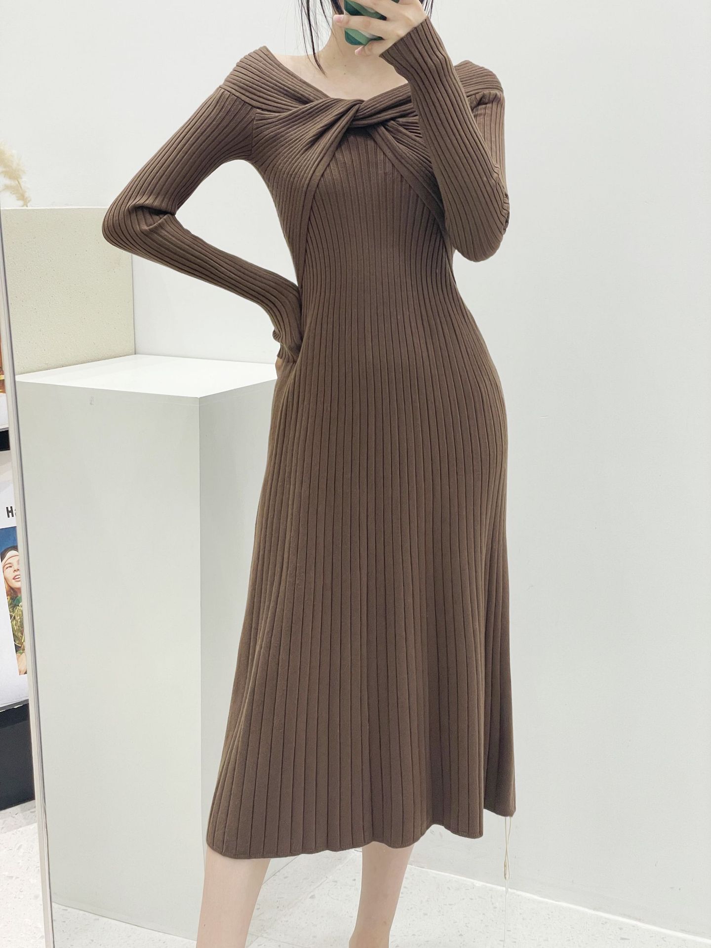 Elegant Dress Image 8