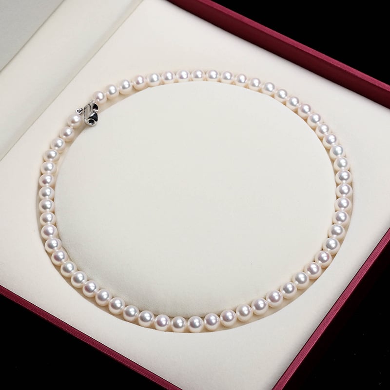 Pearl Necklace Image 3