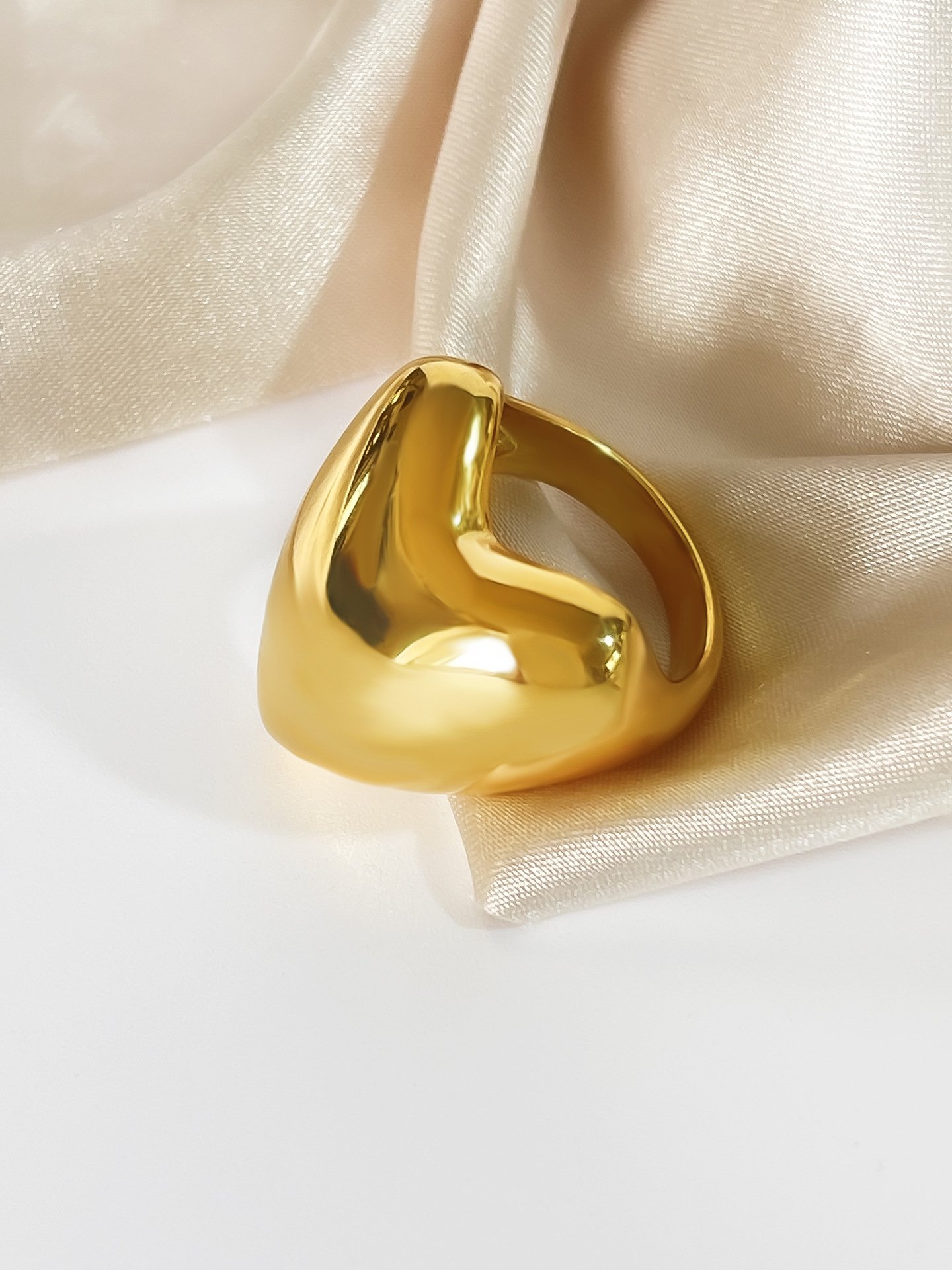 Fashion Titanium Steel Glossy Love Shape Ring Image 2