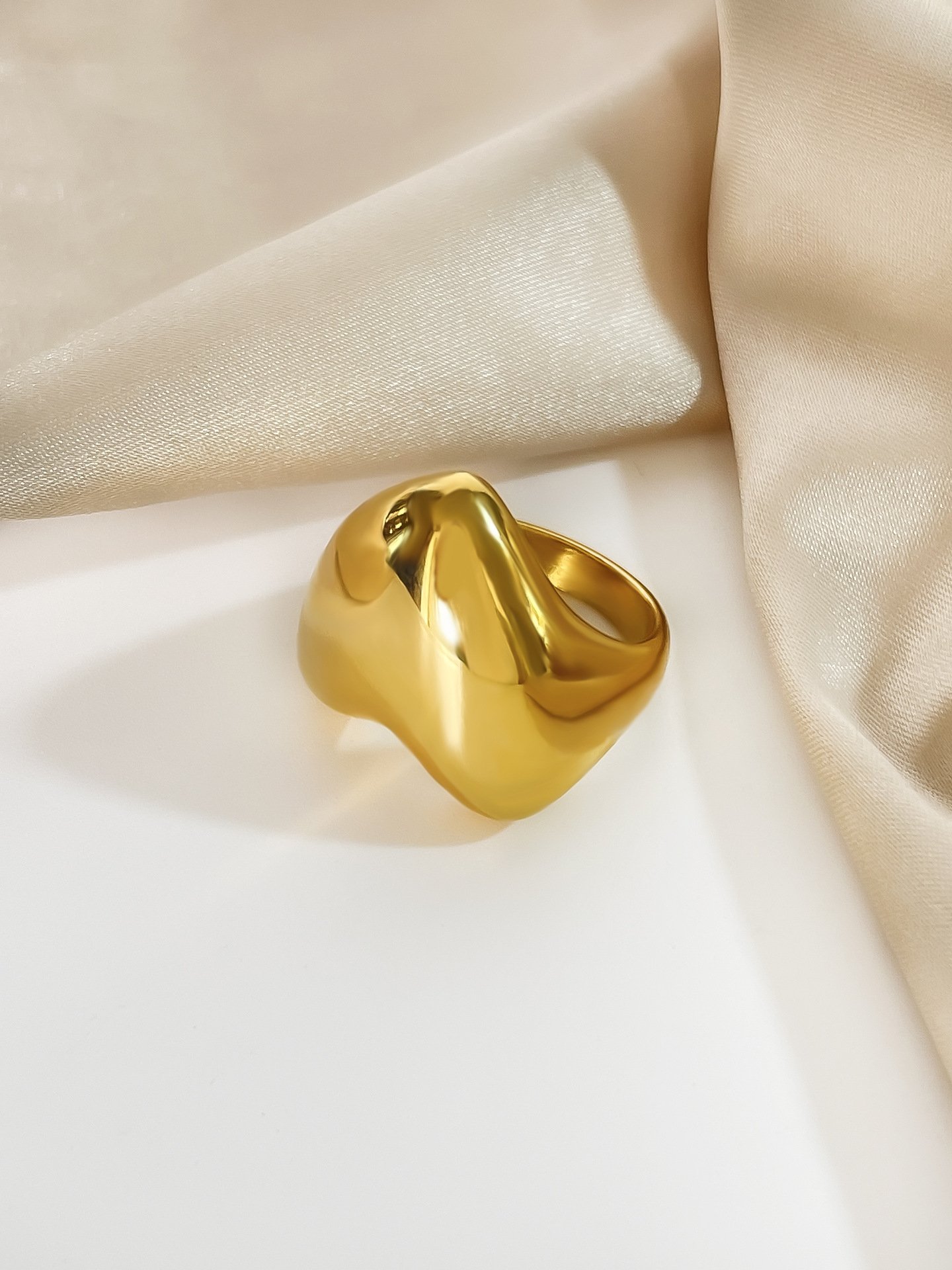 Fashion Titanium Steel Glossy Love Shape Ring Image 5