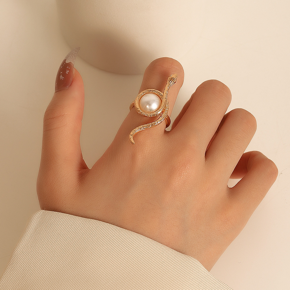 Anillo de moda en la mano