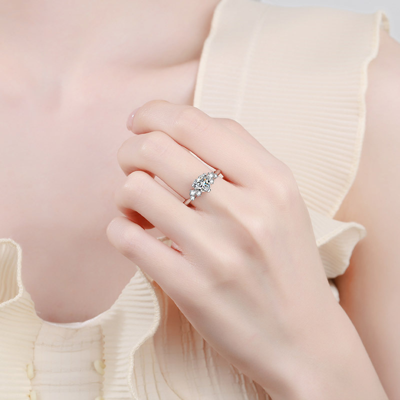 925 Sterling Silver Heart-shaped Moissanite Ring Image 3