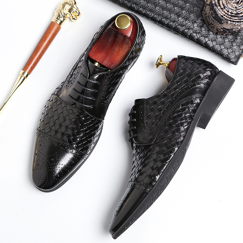 Men's New British Woven Pointed Business Leather Shoes - Close-up