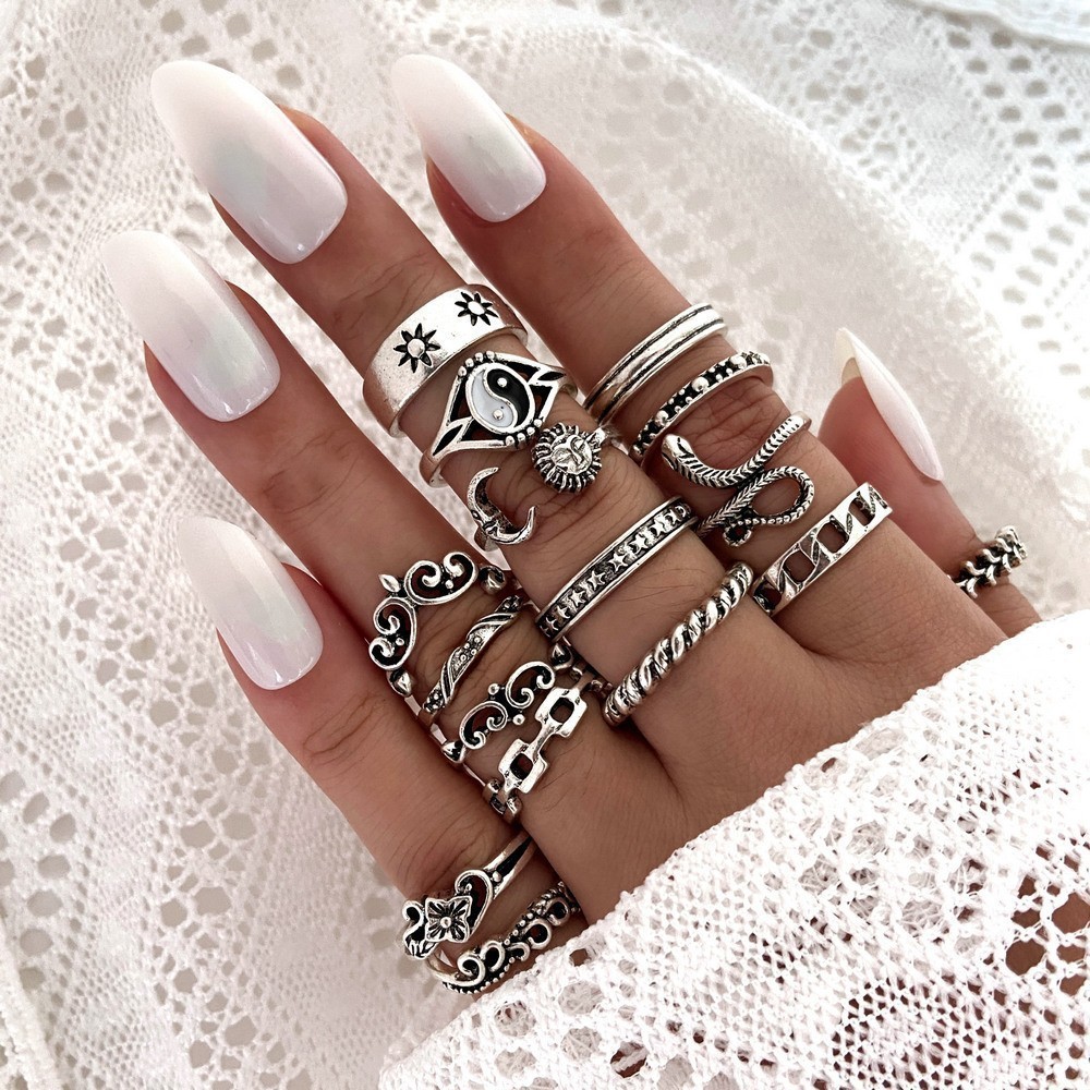 Retro Women's Black Drip Glazed Zircon Ring 2