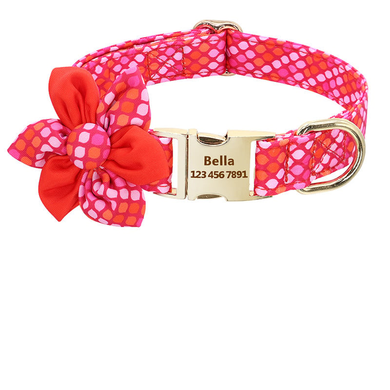 Collar with flower design