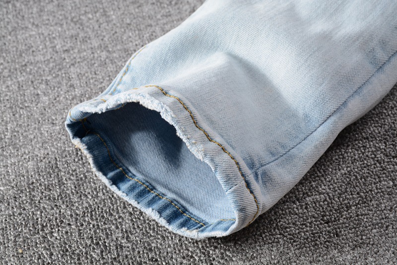 Primer plano de unos vaqueros de marca de moda
