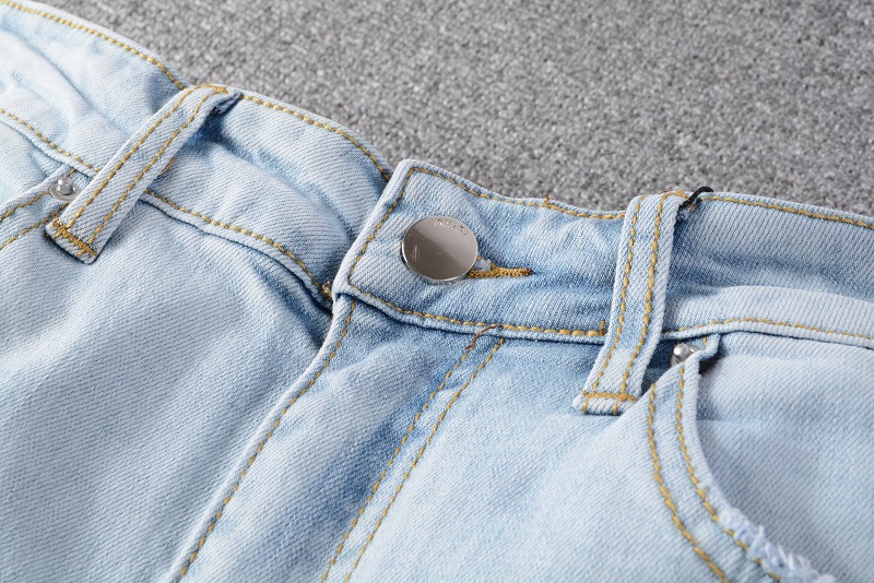 Vista frontal de jeans de marca de moda