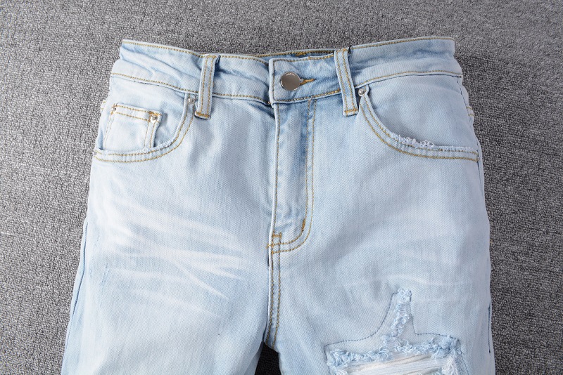 Vista posterior de los jeans de marca de moda
